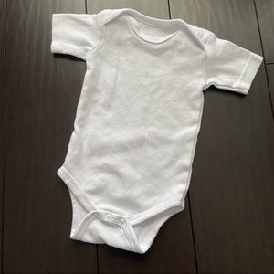 NWOT The baby box plain white onesie 0-6M